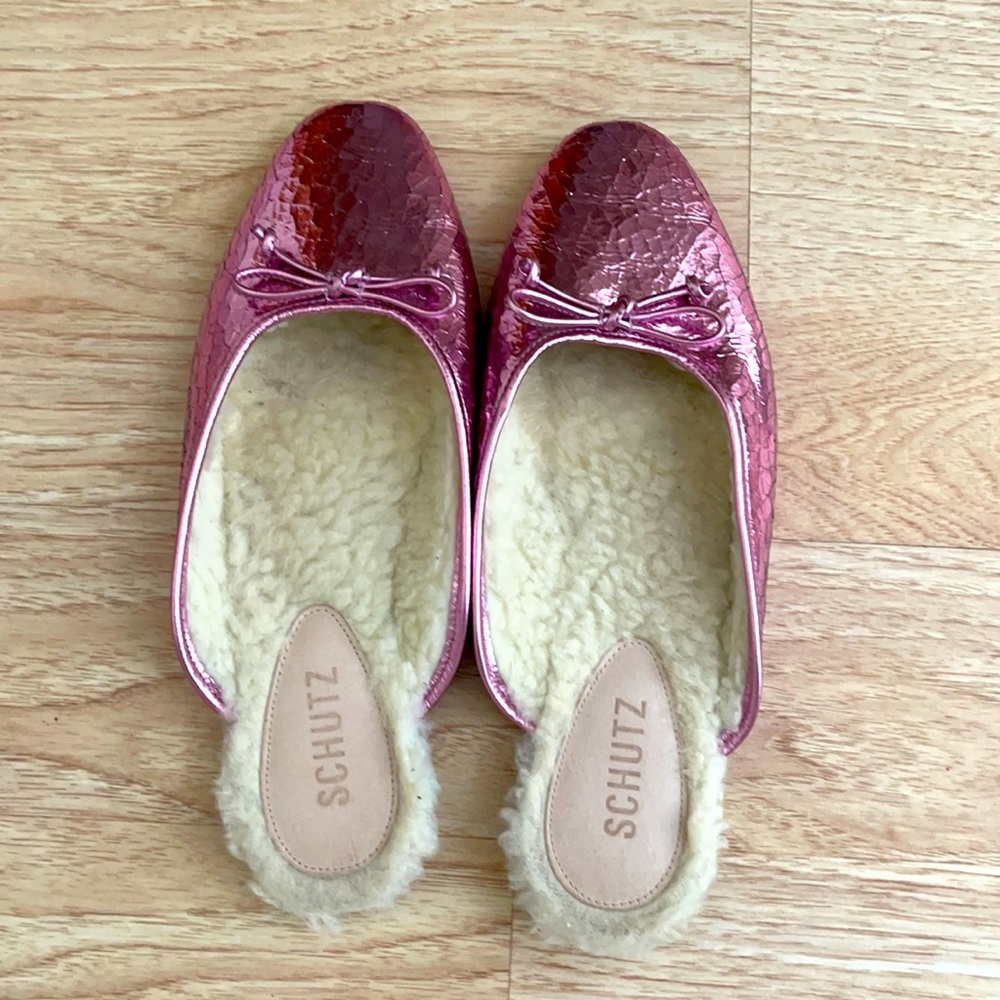 Schutz Evelin cracked metallic pink leather and shearling mules sz. 8.5